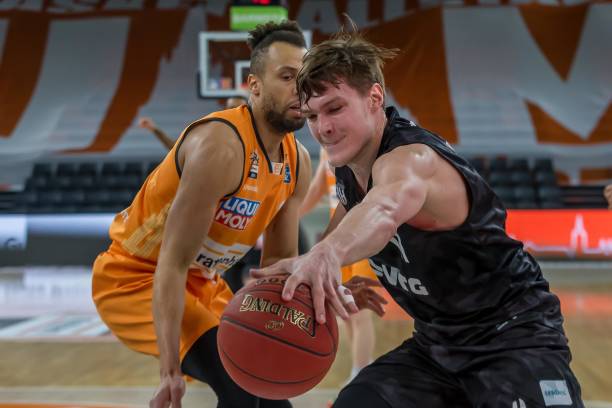 一位25岁 一位25岁